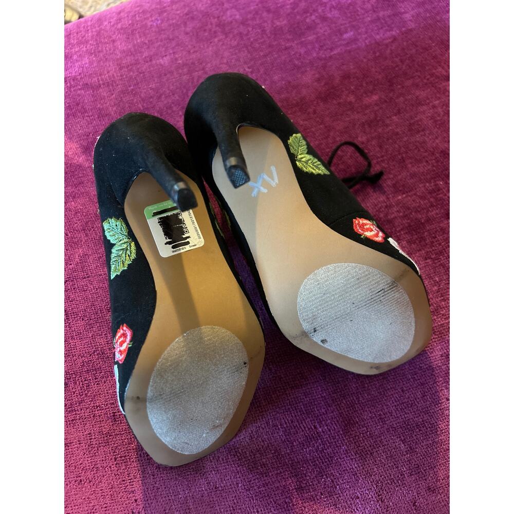 BETSEY JOHNSON Caroline Embroidered Heels Shoes COQUETTE ROMANTIC Size 5 Black - Picture 5 of 5